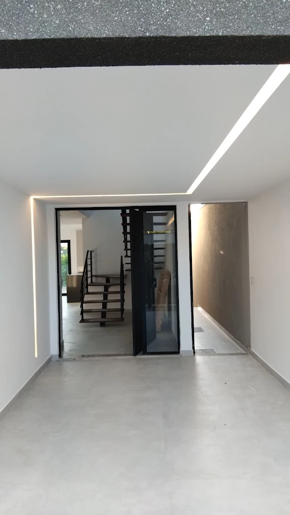 Corredor residencial com iluminação linear