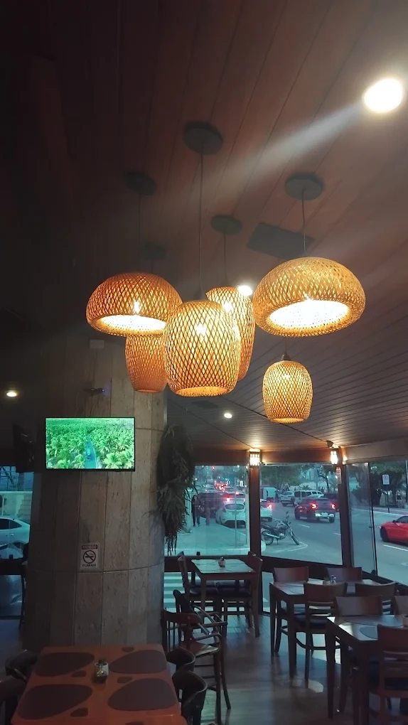 Instalação de luminárias pendentes em ambiente comercial