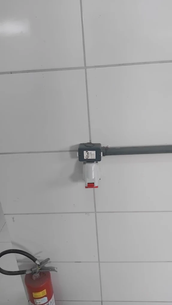 Instalação de tomada industrial com eletroduto