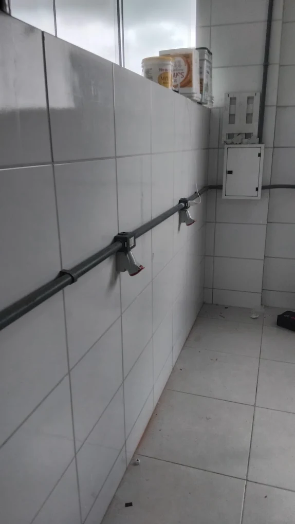 Tomadas industriais e eletrodutos instalados